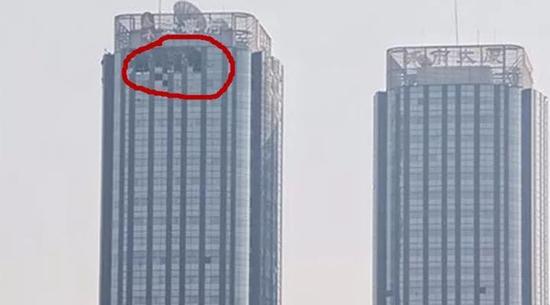 ▲金尊府（左）顶部有明显着火痕迹。新京报记者 王嘉宁 摄