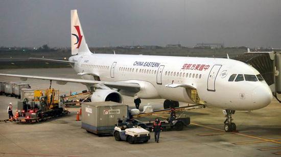1月20日东方航空班机飞抵桃园机场。（图：中时电子报）