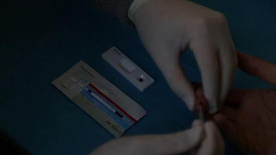 快速检测是否感染HIV病毒,需要采血、经试纸测试,大概10分钟出结果。