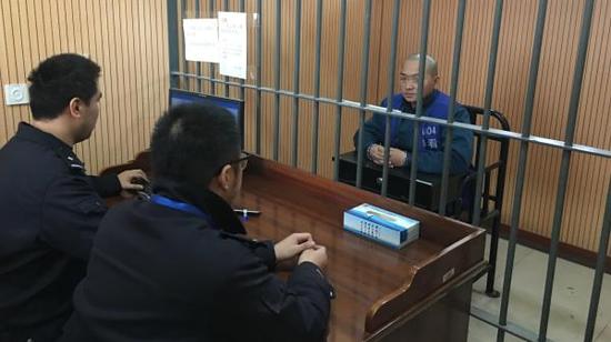 刘重涉嫌包庇罪接受警方讯问。本文图片均由上海警方提供