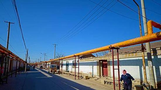 资料图:天津市西青区辛口镇郭庄子村,电代煤供暖管道通入家家户户。 中新社记者 佟郁 摄
