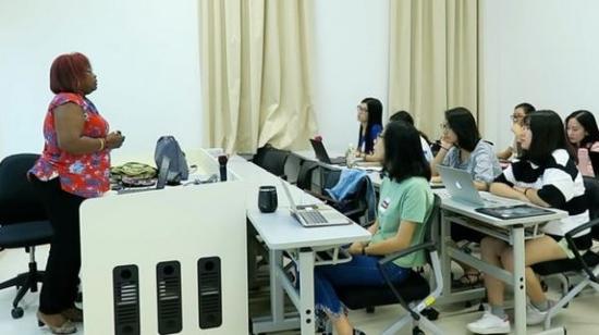 澳门大学教授马英（图左）在全葡语授课的课堂上。（图片来源：英国广播公司网站）