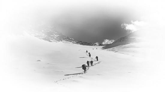 2017年11月10日，来自四川省文物考古研究院的四名女考古员一行，正在翻越九顶山无人区的一座雪山。