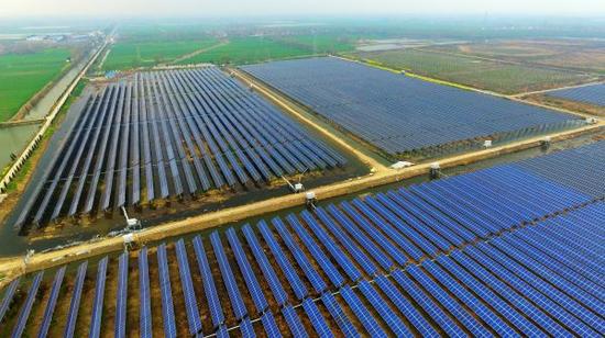 资料图片:2016年3月26日,江苏宝应加紧扩建3000亩渔光互补发电工程。(新华社记者张晨霖摄)