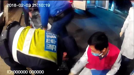 送醉汉就医的路上，第二个报警电话来了，说相隔不远的另一个路口发现醉汉。