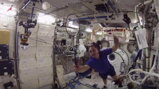 俄美日宇航员首次在空间站举行太空羽毛球比赛