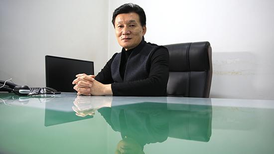 12月3日,王旭明最后一次坐在语文出版社的社长办公室,桌面已经被收拾干净。 澎湃新闻记者 权义 图