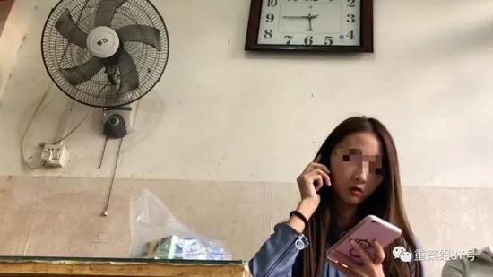 一名女酒托正在给男顾客打电话约见面。