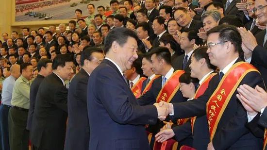 习近平会见第七次全国人防会议代表