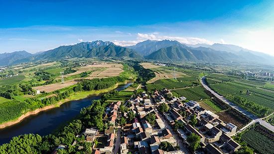 秦岭北麓山村风景如画。视觉中国 资料图