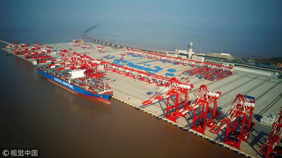 航拍：全球最大集装箱全自动化码头在上海开港试运行