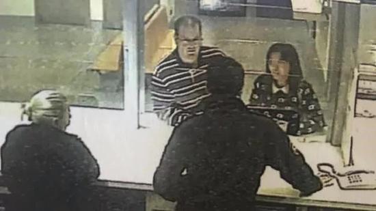 ▲巴雷特和冷梦梅姨妈在警局。图片来源每日电讯报