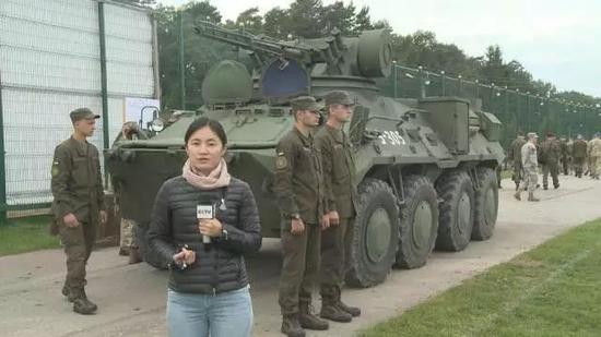 记者刘景在乌东部地区进行采访