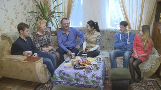 记者与罗曼一家