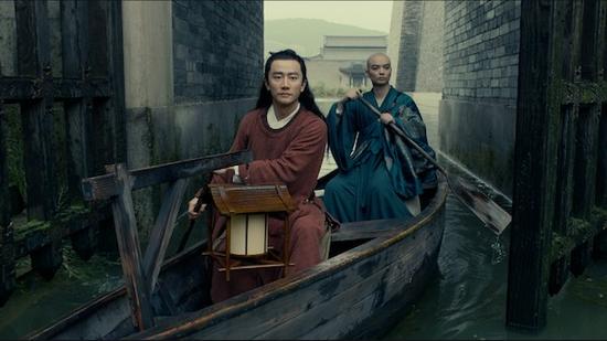 陈凯歌的《妖猫传》上映后,也是褒贬不一,评论两极分化严重。这部电影改编自日本作家梦枕貘的小说《沙门空海之大唐鬼宴》,通过诗人白居易(左,黄轩饰)和来长安取经的沙门空海(染谷将太饰)追查一只妖猫,揭露了当年杨贵妃之死的真相。