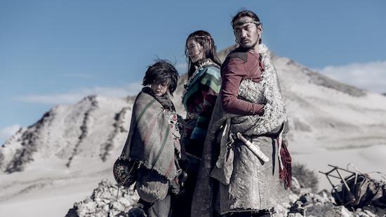 在《冈仁波齐》获得意外成功的票房后,张杨导演的另一部西藏题材电影《皮绳上的魂》在隔了一年多后公映。《皮绳上的魂》改编自作家扎西达娃的两部短篇小说:《西藏,系在皮绳结上的魂》和《去拉萨的路上》。在这个充满宗教神秘主义的故事中,作者玩起了元叙事。