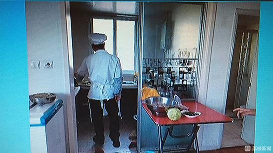 澎湃新闻:工人凑钱搭伙做饭被定性办食堂 官方：有签字笔录