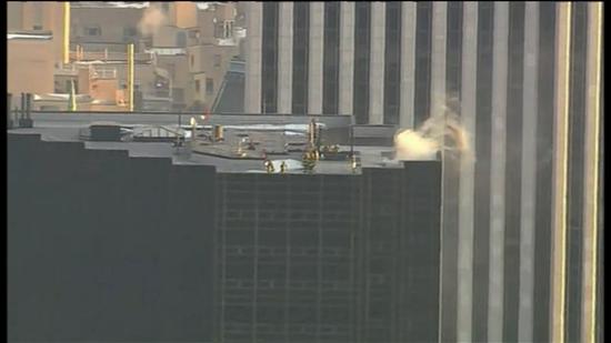 实拍：美国纽约市特朗普大楼起火 消防人员已赶到现