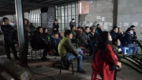 新工人影像小组在位于丰台大葆台附近的快递仓库组织放映