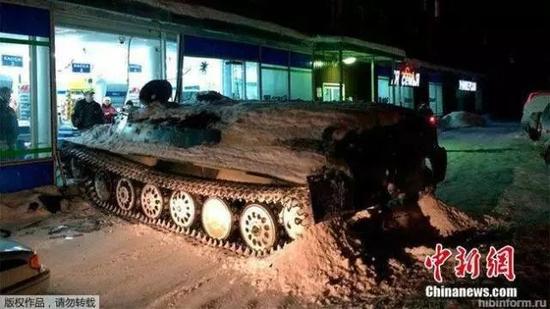 俄罗斯男子为盗窃一瓶酒 开装甲车闯进超市(图)