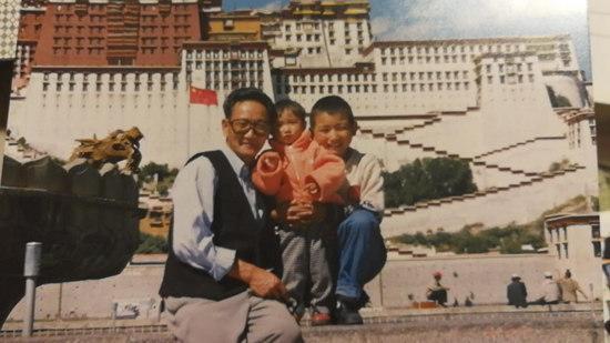 上世纪90年代,张立发与家人在布达拉宫前合影。受访者供图
