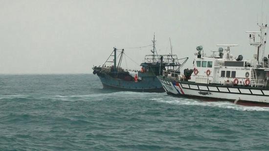 台“海巡署”驱离大陆渔船。（资料图：台湾《联合报》）