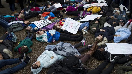 美国青少年在白宫前“卧倒”抗议。（图片来源：美国全国广播公司）