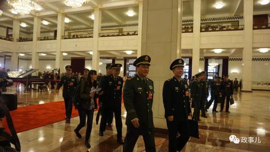 全国人大代表、武警部队司令员王宁等步入会场