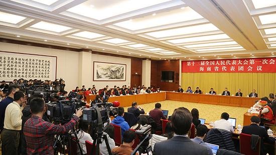 3月6日下午,十三届全国人大一次会议海南省代表团团组开放。 李英挺 图