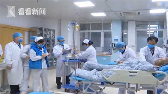 八旬老太出院前向医生鞠躬：我觉得他对我很负责