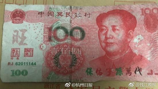 钱江晚报:大爷发现路边一堆百元大钞跳车捡 发现是冥币(图)