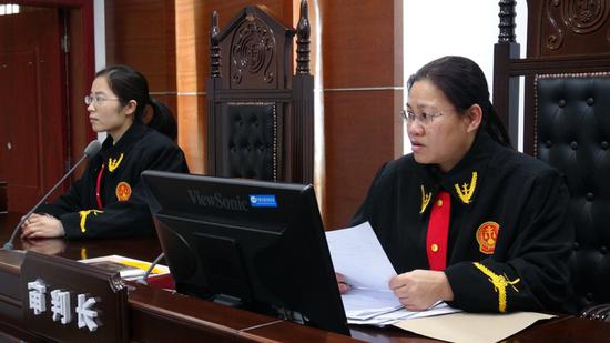 防城法院女法官节日开庭 坚守岗位赢赞誉