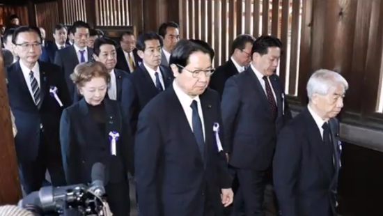 现场：日本跨党派议员集体参拜靖国神社
