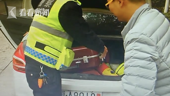 随后，民警将男子带上车，将其送回家中。
