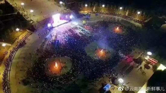 高校如何跨年?这学校请校门口拉二胡大爷上台表