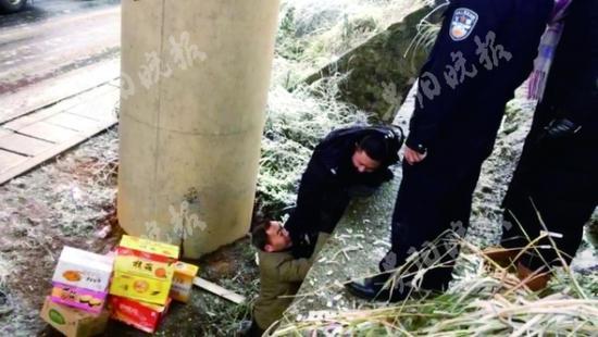 民警爬坡上坎,雪中送食品