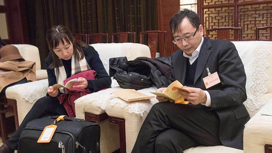 今天下午,在沪全国人大代表在人民大厦集中出发,赴京参加十三届全国人大一次会议。 本文图均为 上观新闻 图