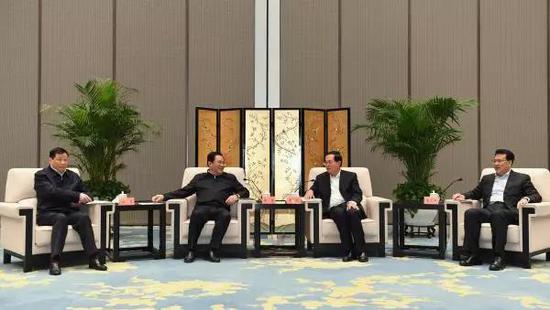 上海市党政代表团同浙江党政领导举行两地座谈。