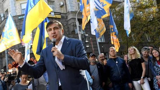 2017年9月19日，乌克兰基辅，格鲁吉亚前总统萨卡什维利现身基辅街头一场集会向支持者致意。