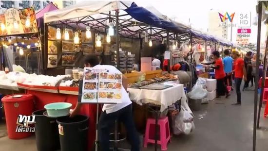 人民日报海外版-海外网:泰国女子夜市用餐被收2倍钱 老板：以为是中国人