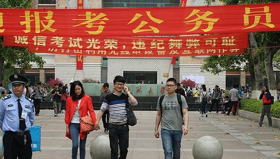 中国经济周刊:公务员金饭碗依然是热门 报名人数24年增377倍