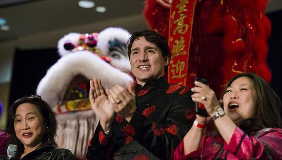 2月15日，加拿大总理特鲁多身穿唐装，与当地华人一起庆祝中国农历新年。图片来源：视觉中国
