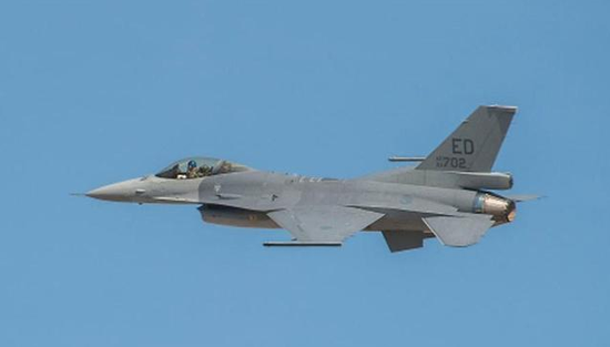 F-16A/B升级为F-16V战机（如图），台空军证实4架已出厂测试。（来源：台媒）