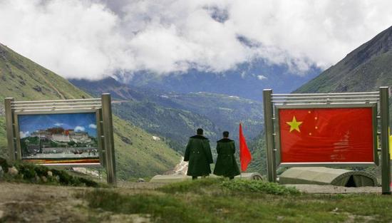 图为乃堆拉山口国际边界线中国一侧。(印媒资料图)