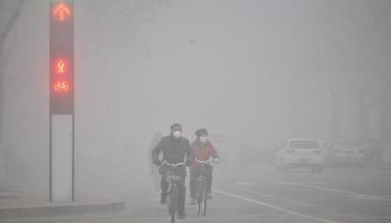 2016年2月12日，山东多地遭遇雾霾天气。 图片来源：视觉中国