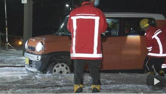 环球网:日本一辆轿车因大雪封路误驶入铁道(图)