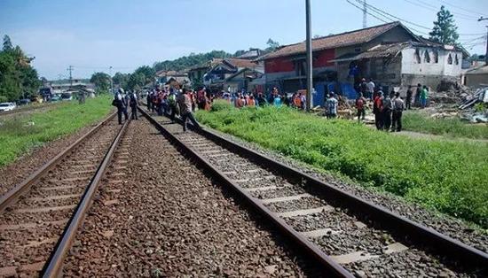 印尼一处拆迁现场，当地媒体说这里的土地将成为雅万高铁路线一部分