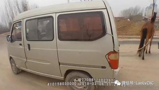 男子边驾车边喝酒还“遛马” 涉嫌醉驾被刑拘[图]