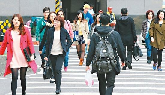 台湾薪资倒退,人才出走。(图片来源:台湾《联合报》)