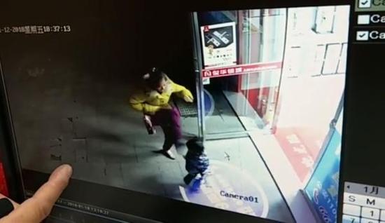 事发明场。视频截图